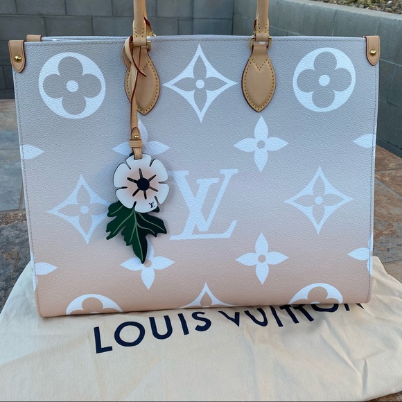 SOLD Louis Vuitton By The Pool Onthego GM Giant Monogram Tote - Picture 2 of 16